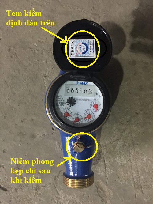 Đồng hồ đo nước có dán tem kiểm định và kẹp chì